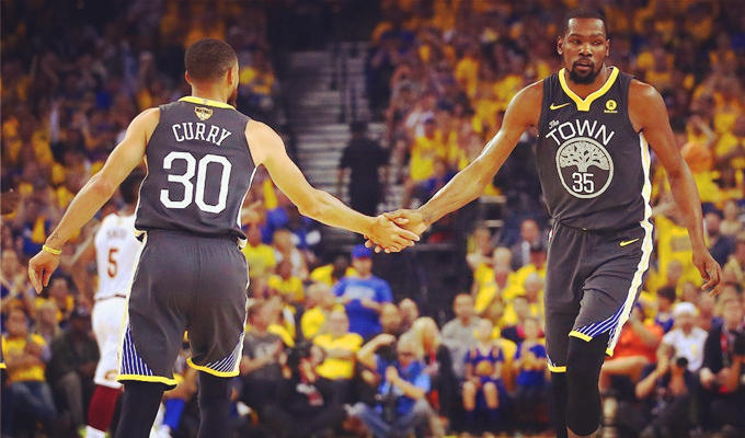 体坛记忆｜年入超四千万美金的库里是怎么消费的！（体坛往事丨年薪逾四千万美元的库里把钱都花在哪儿？）