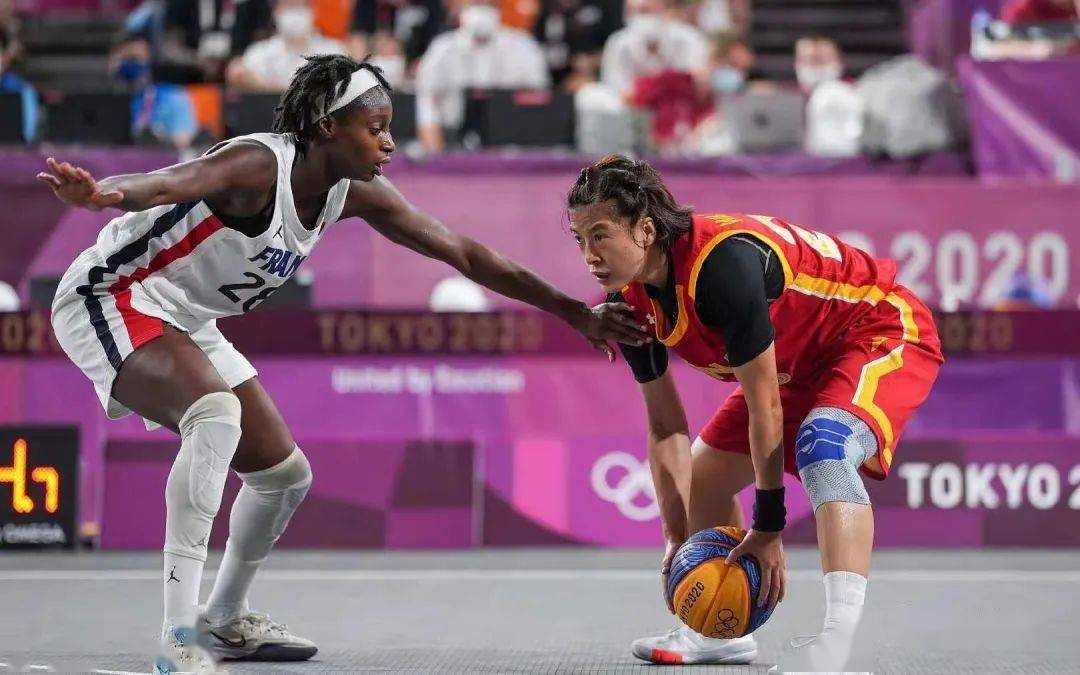 突然爆发！弗格单节怒砍16分，单节三分5投3中（弗格火力全开：单节拿下16分，三分5中3）