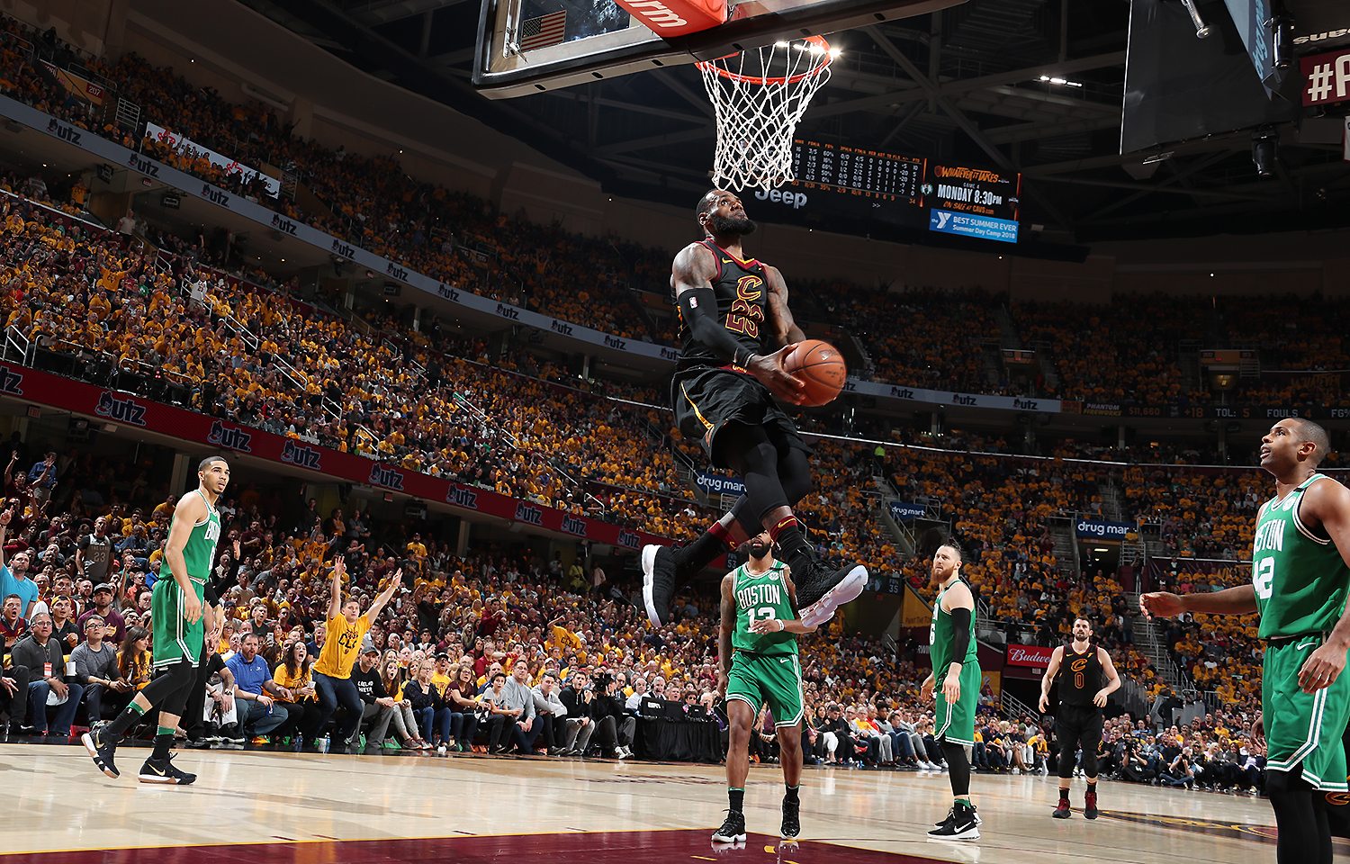 NBA战报：东契奇31分，詹姆斯赛季新高29分，湖人112-108险胜76人（湖人112-108险胜76人：詹姆斯轰赛季新高29分，东契奇砍下31分）