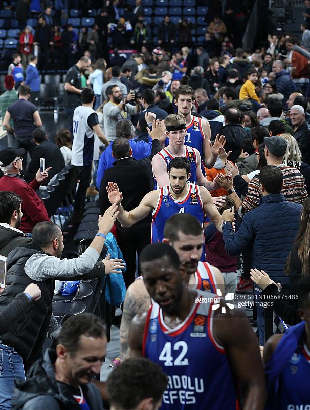 湖人球员通道签名小孩实为工作人员安排（湖人通道签名风波：所谓小球迷实为工作人员安排）