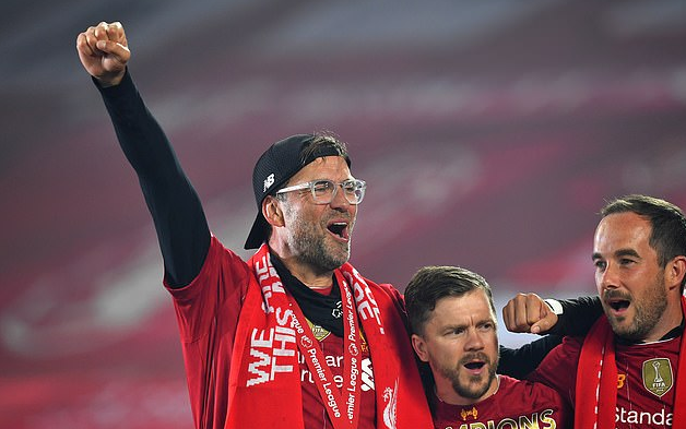 哈里·凯恩替补出场打入帽子戏法，五星拜仁轻松战胜斯图加特（哈里·凯恩替补戴帽，拜仁轻取斯图加特）