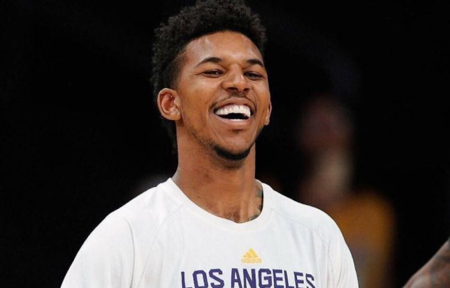 维维亚诺：孔蒂总是在抱怨，从来没有什么能让他满意（维维亚诺：孔蒂总爱抱怨，从未有任何事能让他满意）