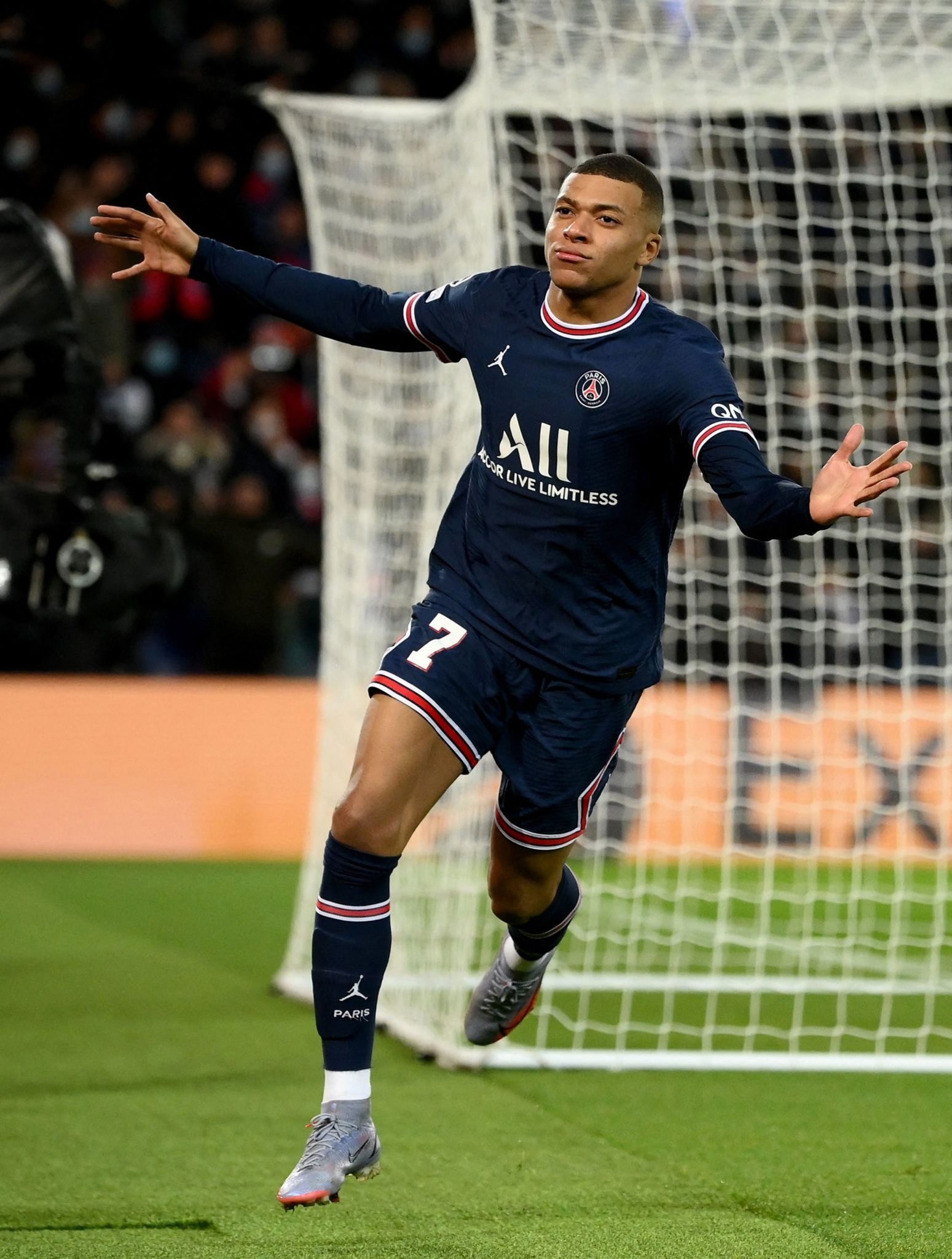 克罗地亚媒体：拜仁球探现场考察哈伊杜克19岁后卫霍达克（克媒曝：拜仁球探到场考察哈伊杜克19岁后卫霍达克）