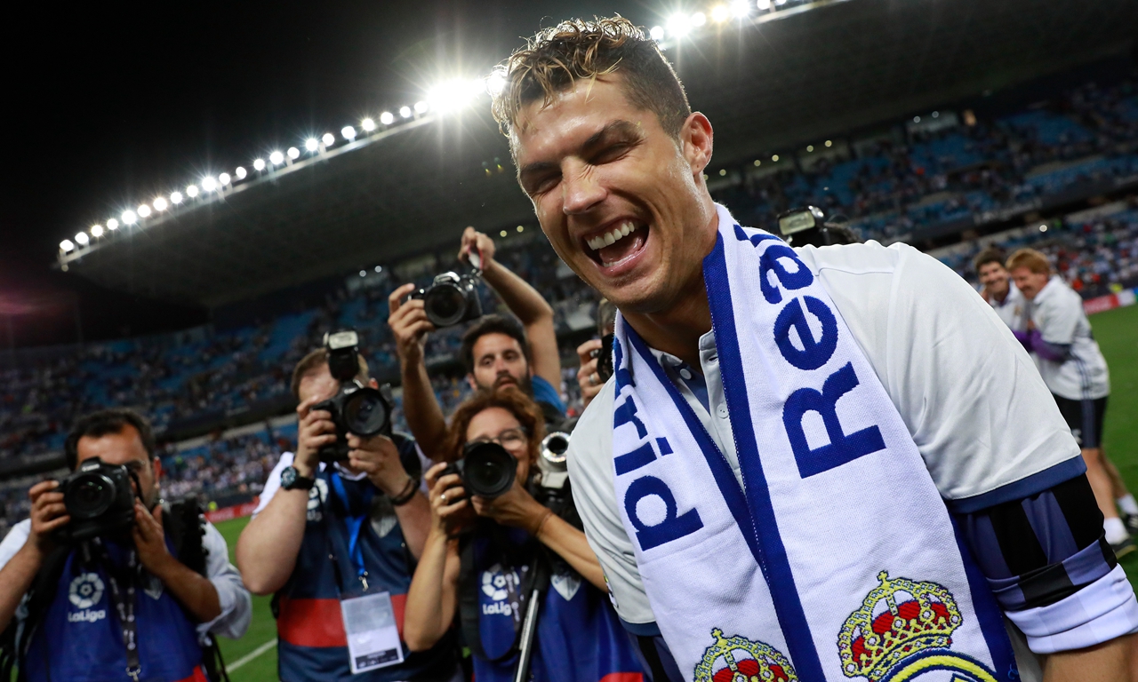 球迷为他唱满整场（全场球迷为他高歌不止）