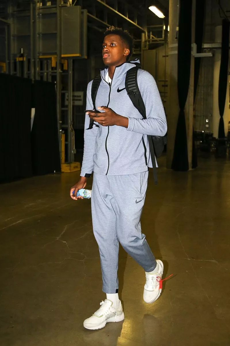 勇士逆境重生，两连胜彰显坚韧意志（勇士逆势突围，连胜诠释顽强斗志）