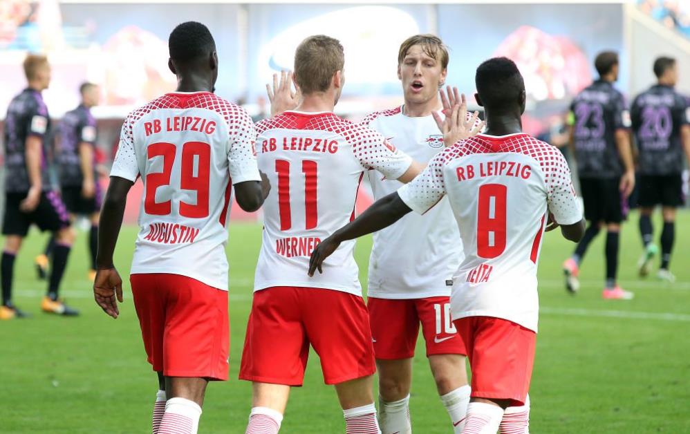 从手足无措到游刃有余，齐达内在公园学着踢毽子（齐达内公园学踢毽子：从生疏到娴熟）