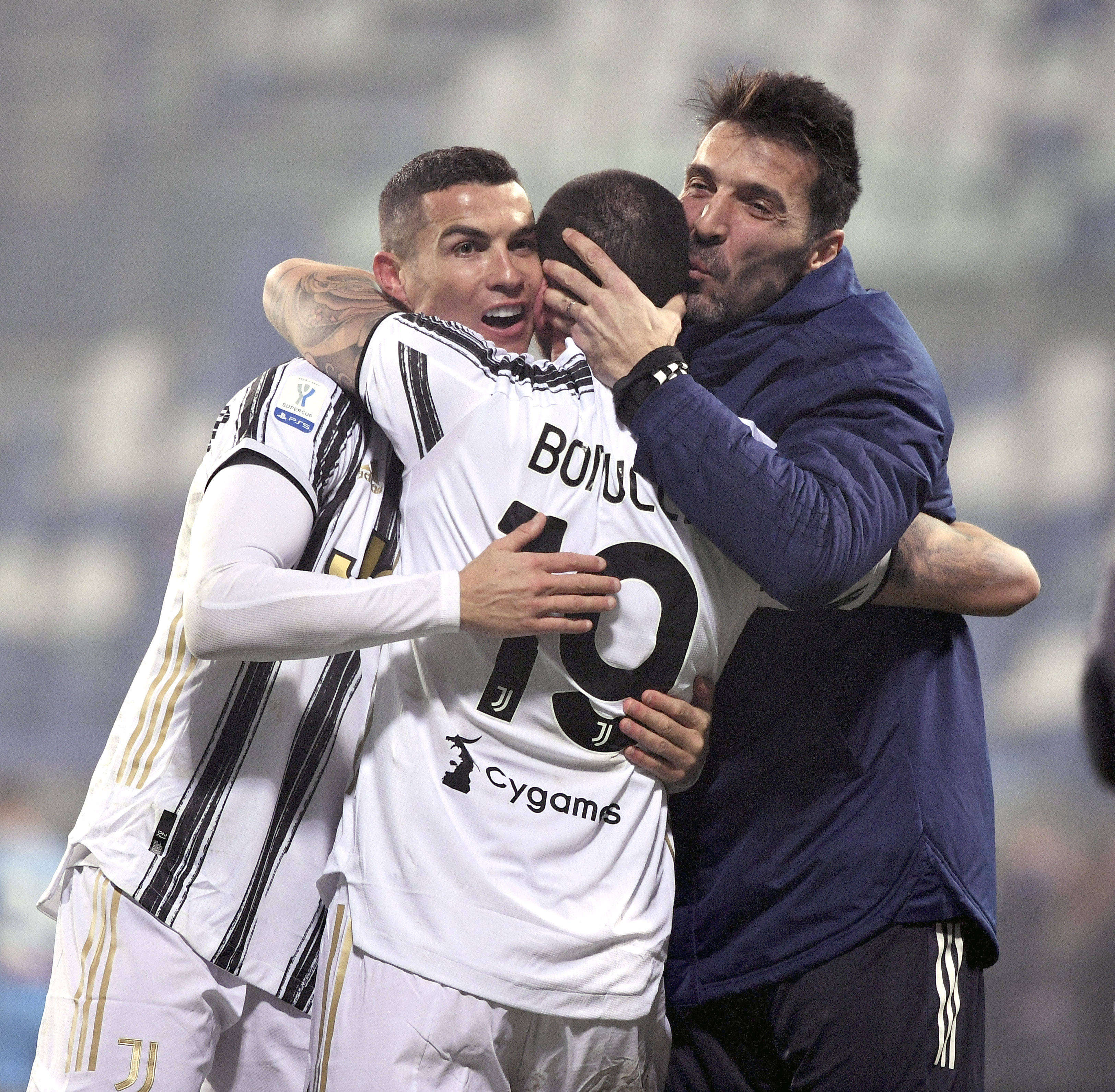 足球欧冠淘汰赛再次出现争议红牌（欧冠淘汰赛再现争议红牌）