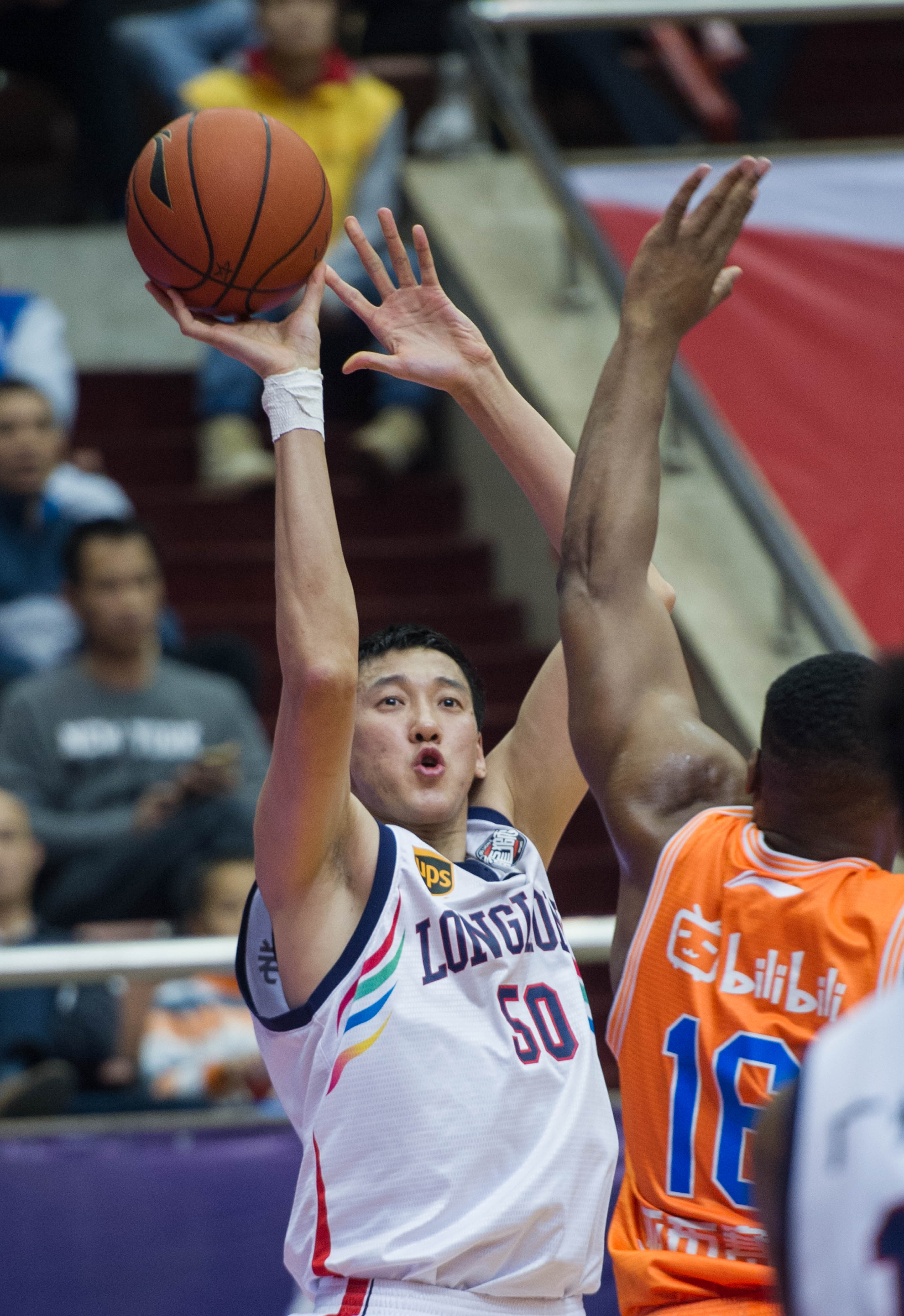 克媒：汉堡进行球衣慈善拍卖，18岁武斯科维奇球衣成标王（克罗地亚媒体：汉堡举办球衣慈善拍卖，18岁武斯科维奇战袍拍得最高价）