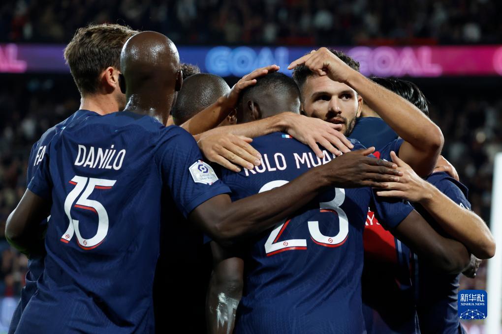 球队在最难的时候没有崩（球队在最艰难时刻挺住了）