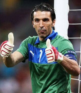 近8次代表西班牙出战正式比赛，奥亚萨瓦尔贡献7球6助攻（奥亚萨瓦尔近8场西班牙队正赛斩获7球6助）