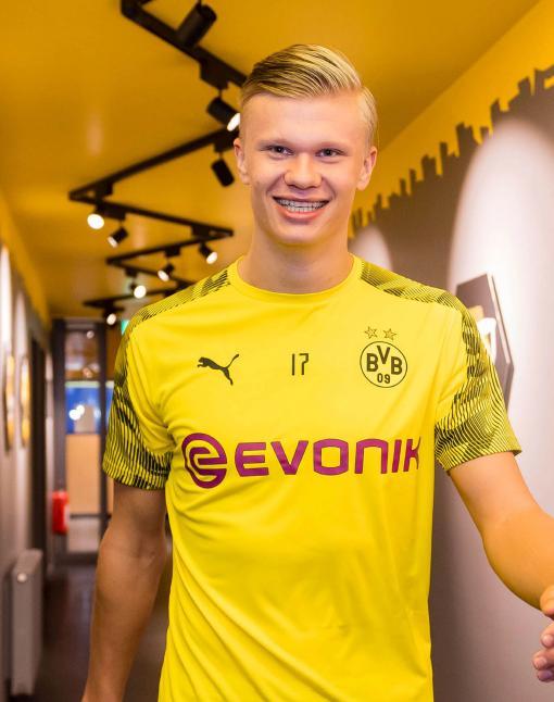 脱南美入欧？阿迪达斯官网售卖的阿根廷球衣错配成欧预赛臂章（阿迪达斯官网闹乌龙：阿根廷球衣误配欧预赛臂章）