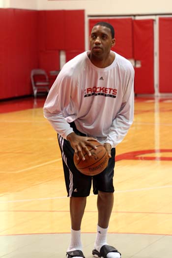 NBA：湖人险胜火箭 詹姆斯砍下全场最高分（NBA：湖人险胜火箭，詹姆斯斩获全场最高得分）