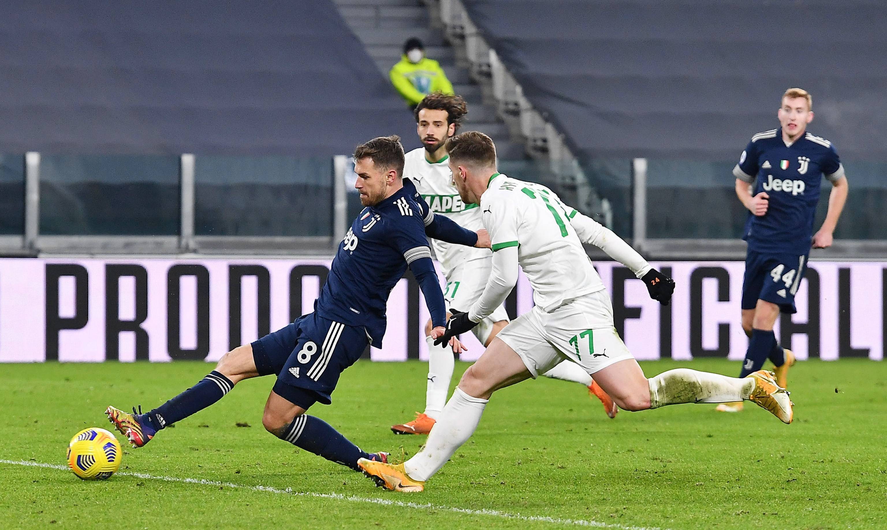 胡梅尔斯：拜仁上半场不给巴黎任何喘息机会，甚至有级别差距（胡梅尔斯：拜仁上半场全面压制巴黎，仿佛不在同一档次）