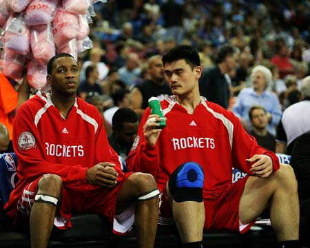 北京95-99山东遭1喜3忧！奥莫特范子铭纯废，曾凡博仍未出选择！（北京95-99不敌山东：一喜三忧，奥莫特与范子铭状态低迷，曾凡博仍未作出选择）