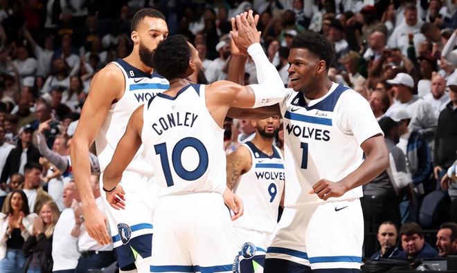 罗马诺：巴萨和阿劳霍没谈转会的事，他们谈的是球员个人情况（罗马诺：巴萨与阿劳霍无转会谈判，仅交流其个人状况）