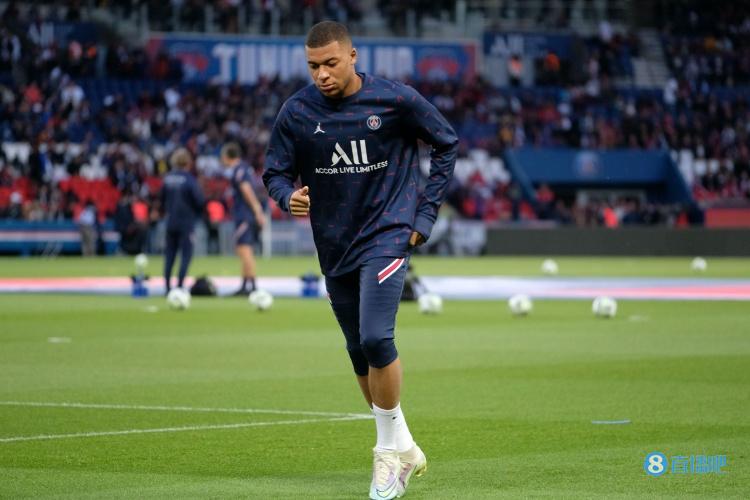 金彭贝谈登贝莱荣膺金球奖：看到他在台上落泪，我真的很感动（金彭贝谈登贝莱加冕金球：他在台上落泪的瞬间令我动容）