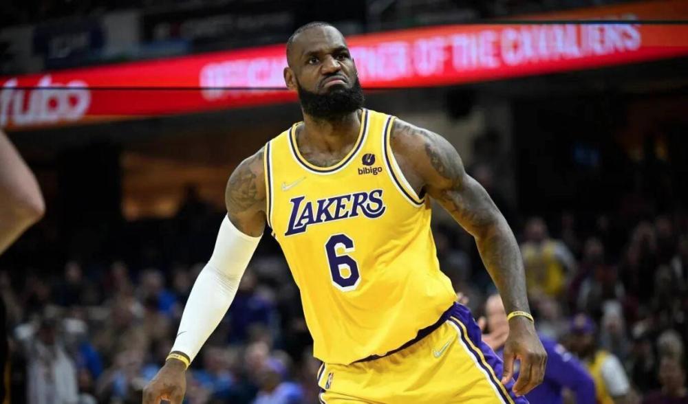 40岁魔笛仍不老！助米兰领跑意甲+连续10轮踢满全场（40岁魔笛不服老：助米兰领跑意甲，已连续10轮全勤）