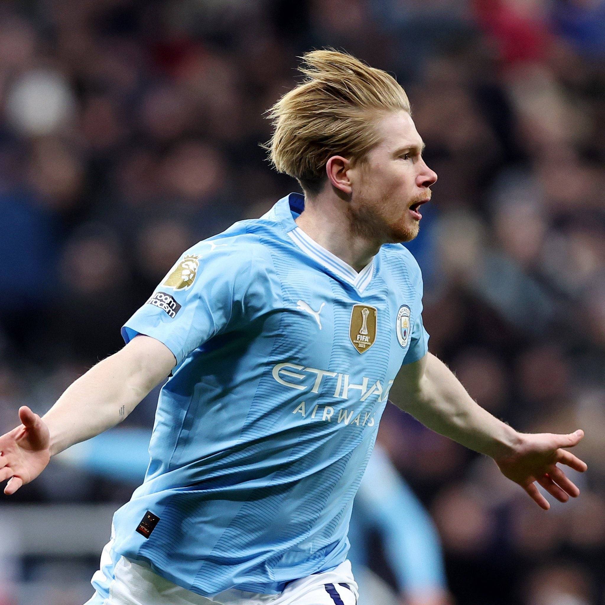 詹姆斯关键时刻连拿10分创赛季新高，头戴皇冠引球迷欢呼模仿（詹姆斯关键时刻连得10分刷新赛季新高，戴皇冠庆祝点燃球迷模仿热潮）